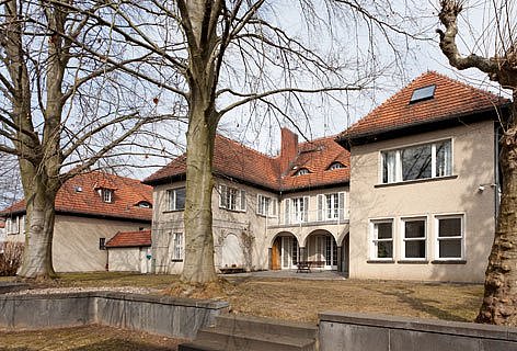 Villa mit Bäumen