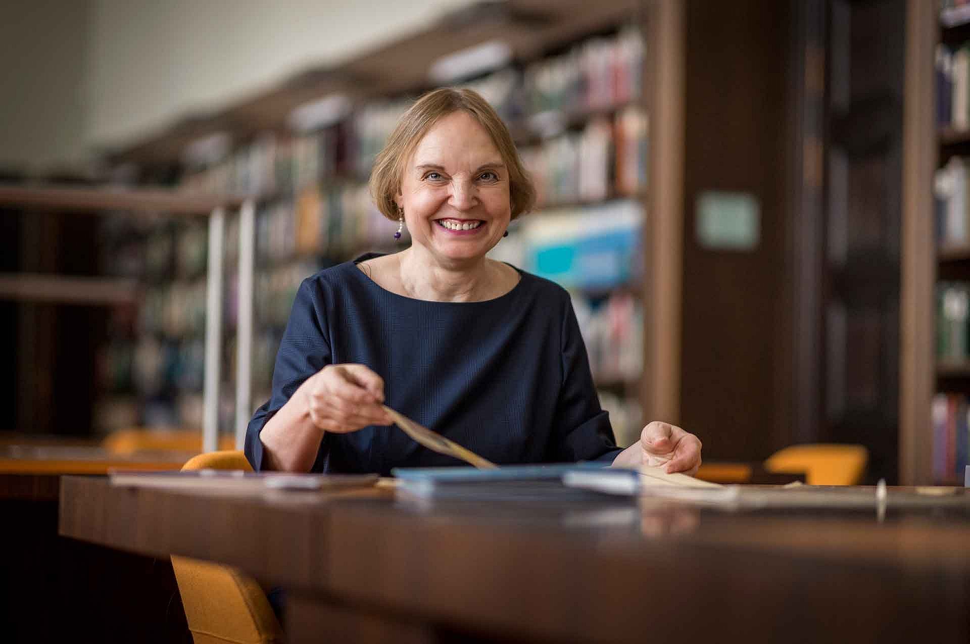 Eine Frau blättert in einem Buch