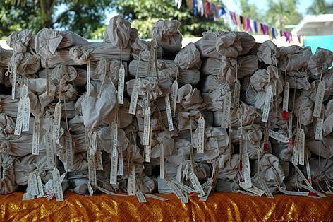 Gestapelte, in Stoff eingewickelte Schriftrollen