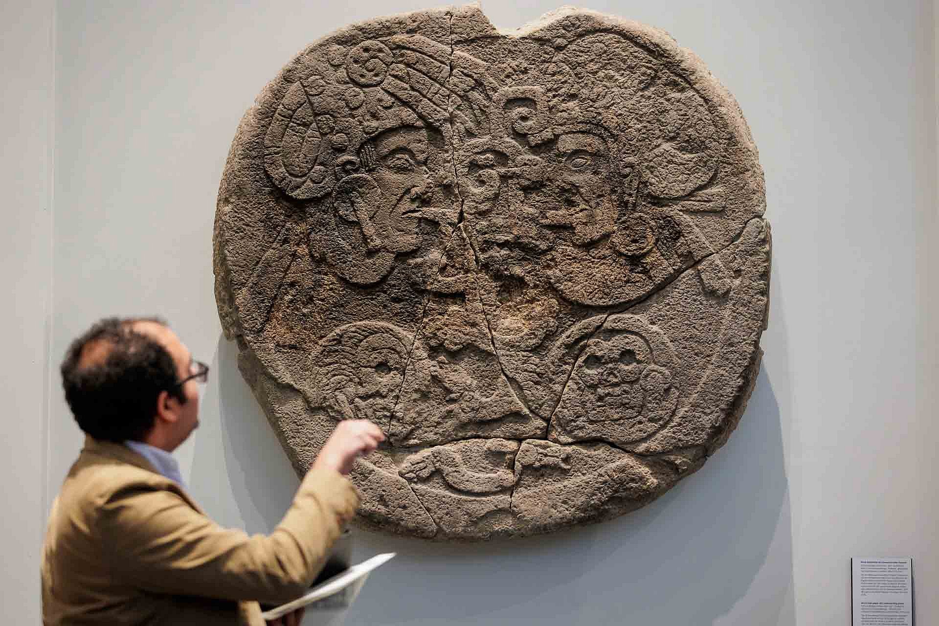 Mann vor Stele