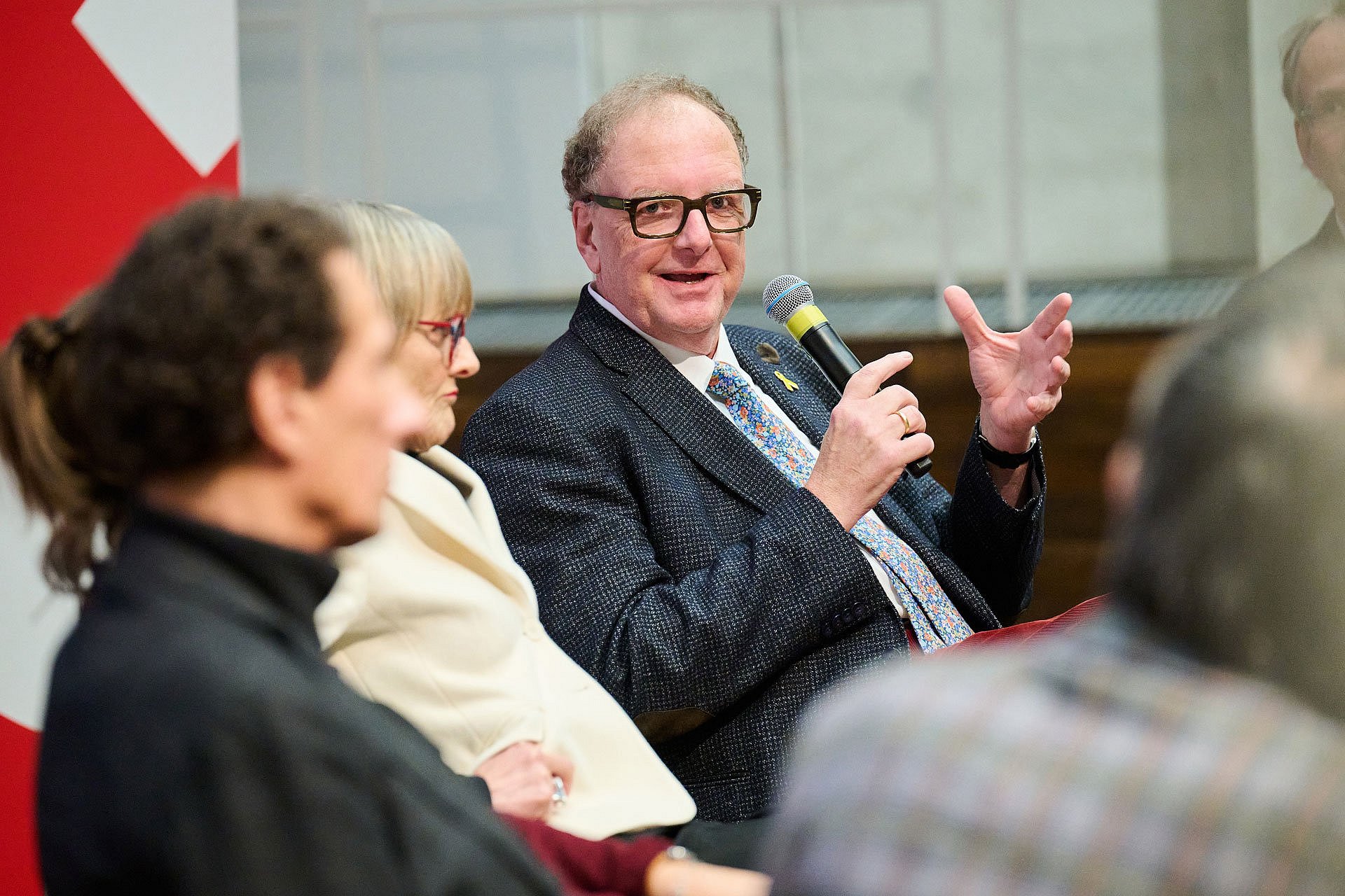 Mann spricht in Mikrofon
