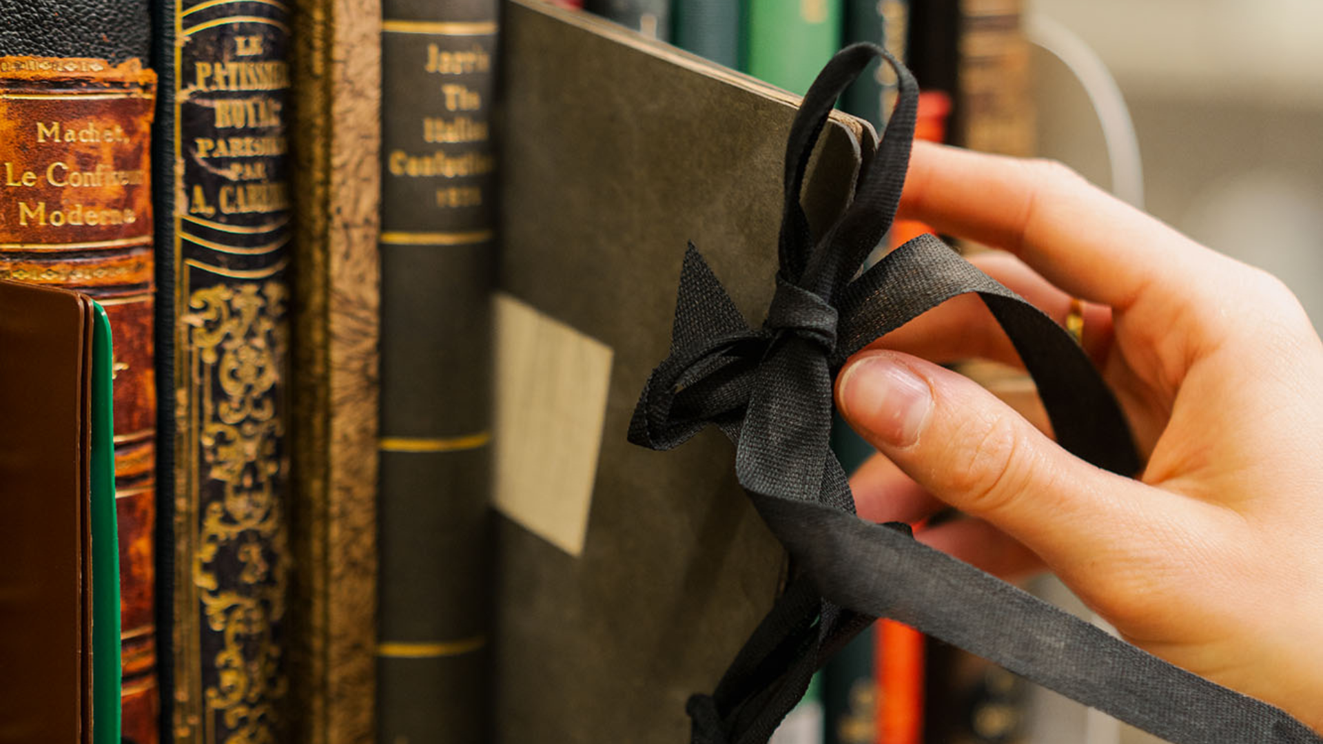 Buch wird aus einem Regal genommen