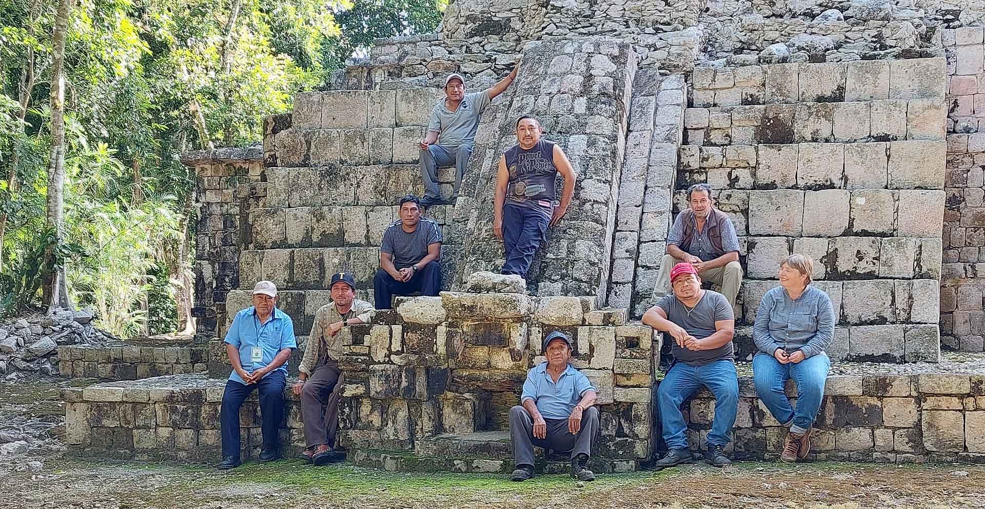 Gruppenfoto vor einem historischen Steingebäude im Dschungel