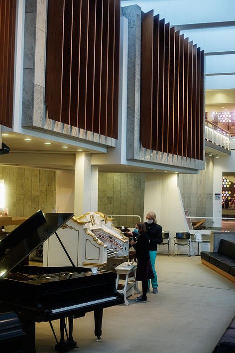 Ein Ausstellungsraum mit einer großen Orgel und einem Flügel.