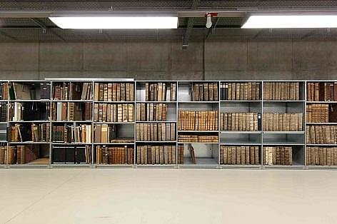 Regalreihe mit alten Büchern