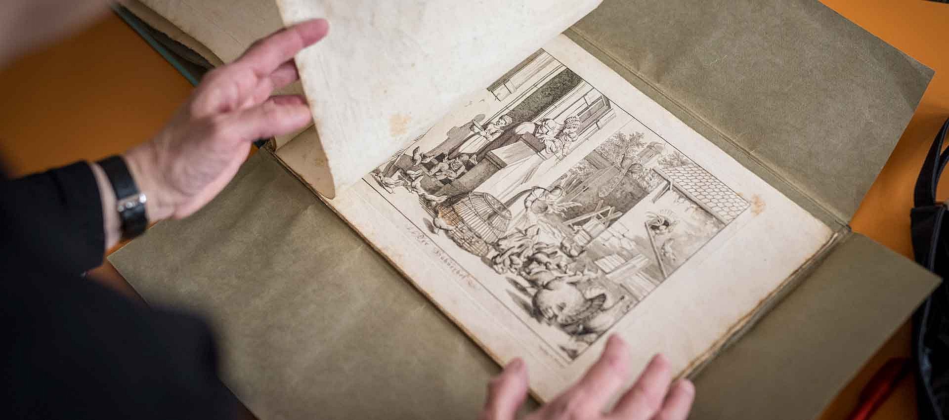Eine Frau blättert in einem Buch
