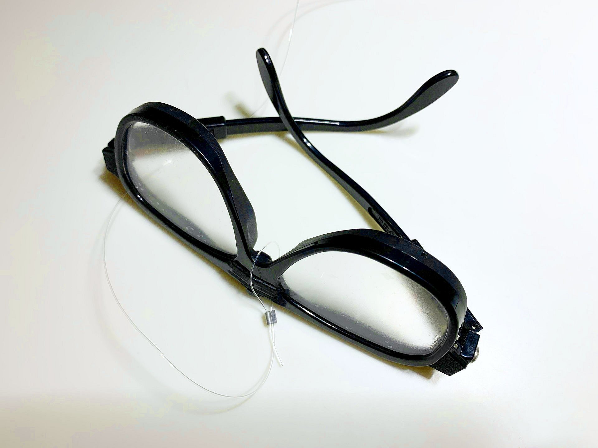 schwarze Brille auf weißem Untergrund