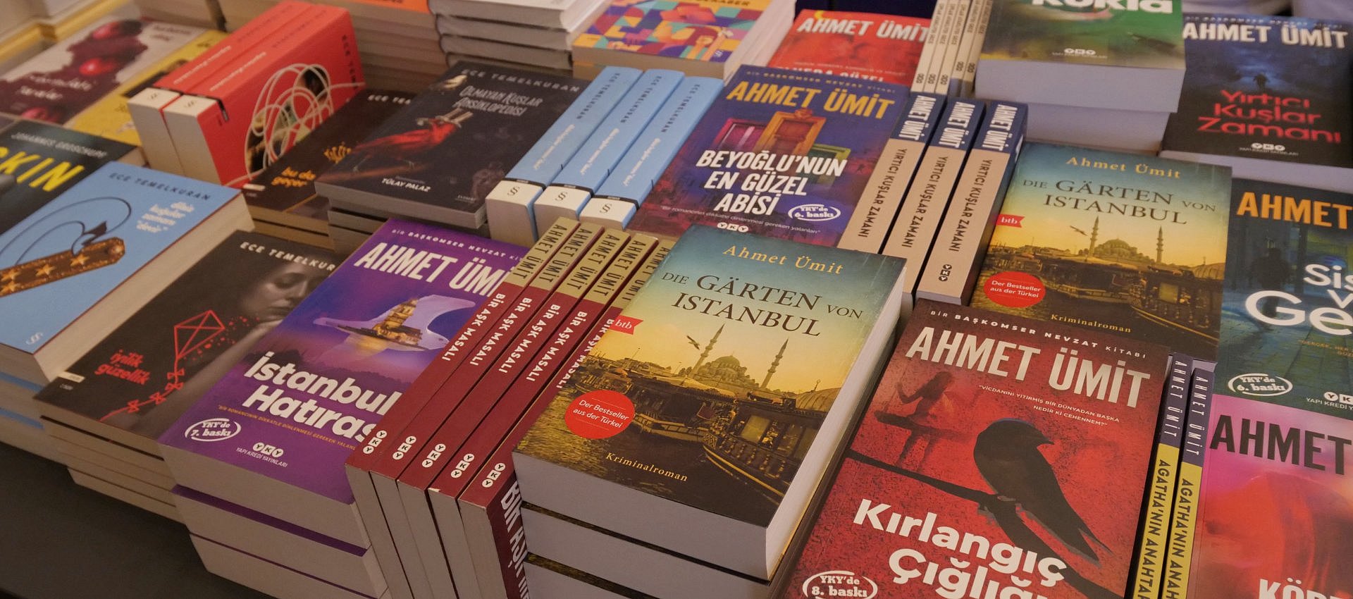 ein Tisch voller Bücher