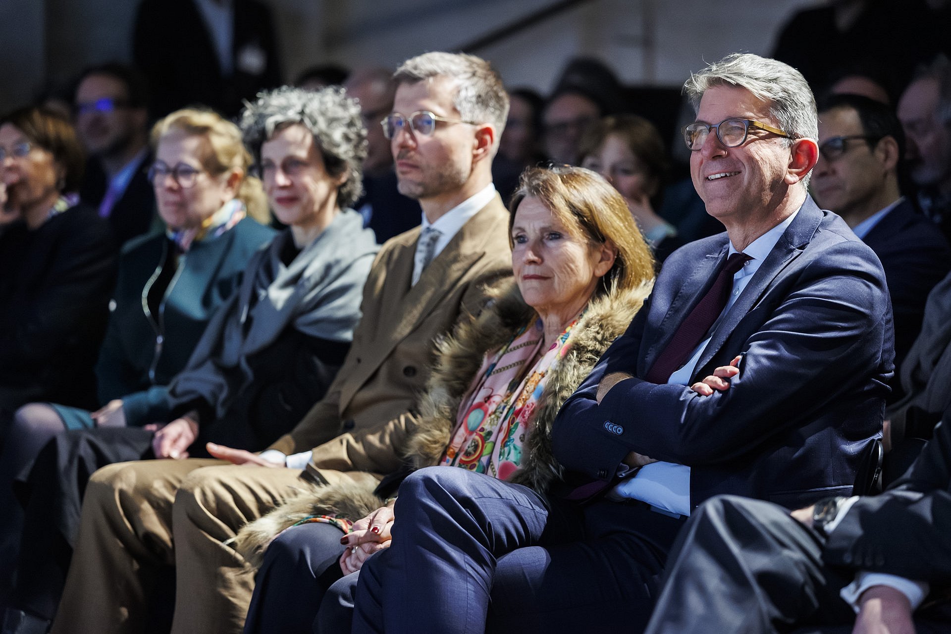 Mehrere Gäste sitzen in einer Publikumsreihe und verfolgen aufmerksam das Programm des Jahresempfangs der Stiftung Preußischer Kulturbesitz.