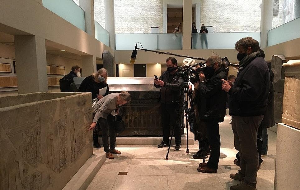 Museumsdirektorin Friederike Seyfried zeigt der Presse im Neuen Museum die Flecken an verschiedenen Objekten