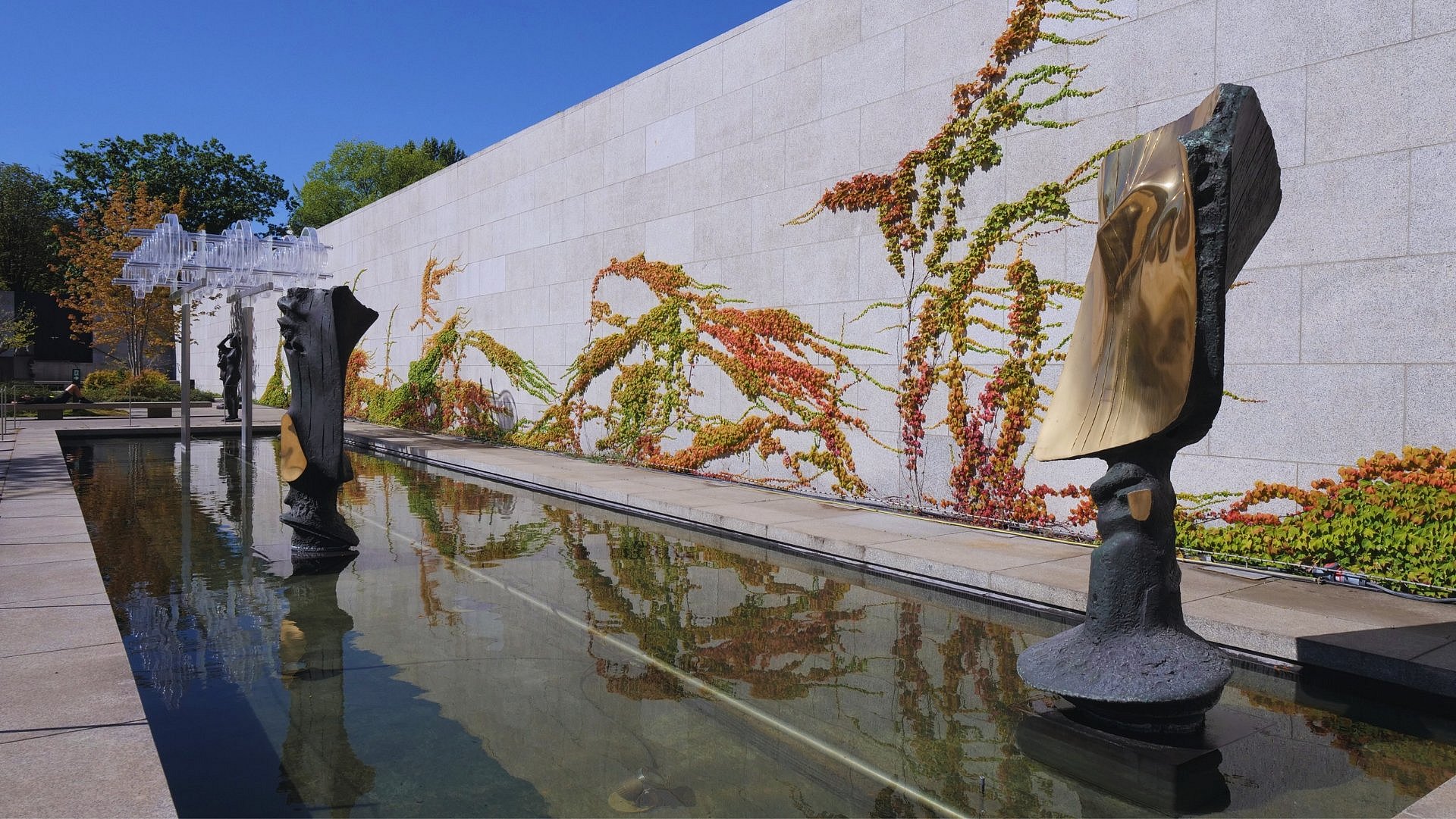Foto einer Fontäne und Wasserbecken im Skulpturengarten der Neuen Nationalgalerie.