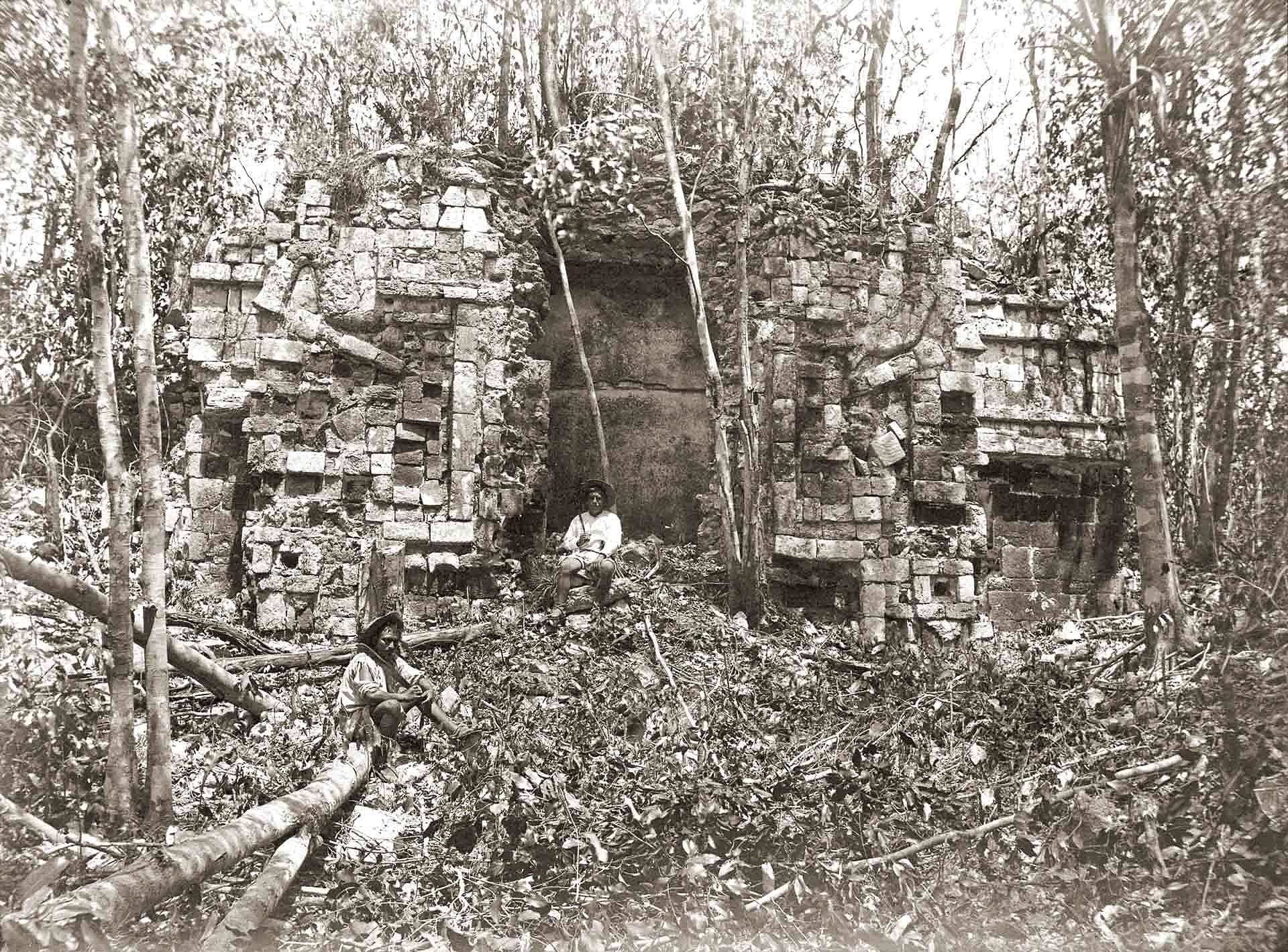 Historisches Foto eines Steingebäudes im Dschungel
