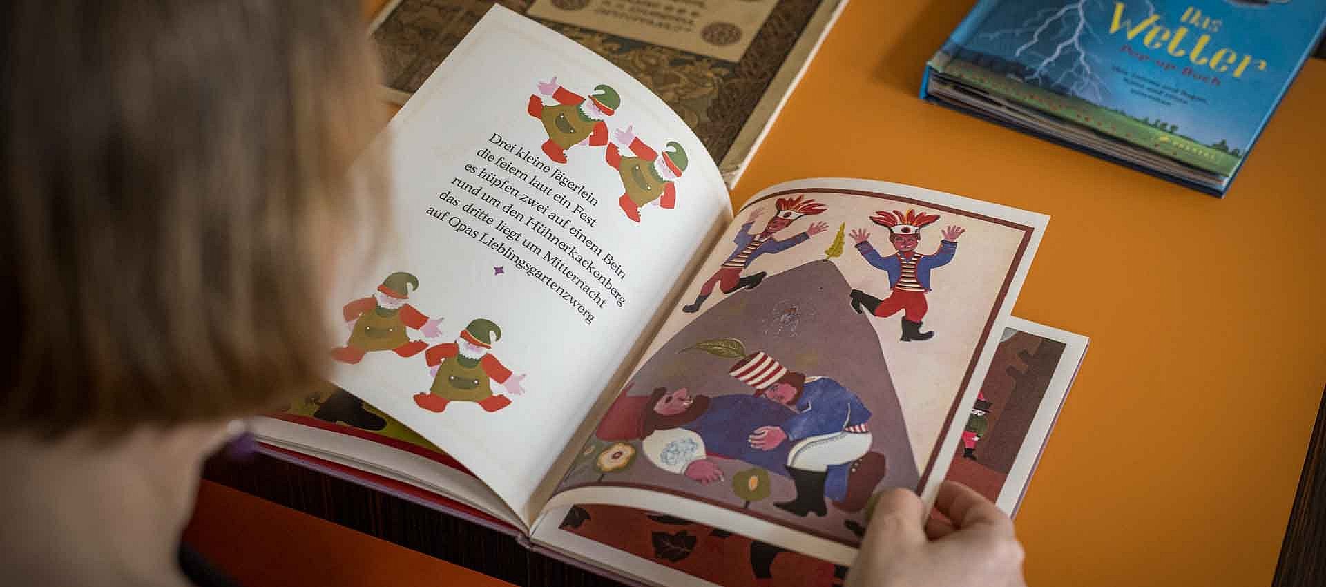 Eine Frau blättert in einem Buch