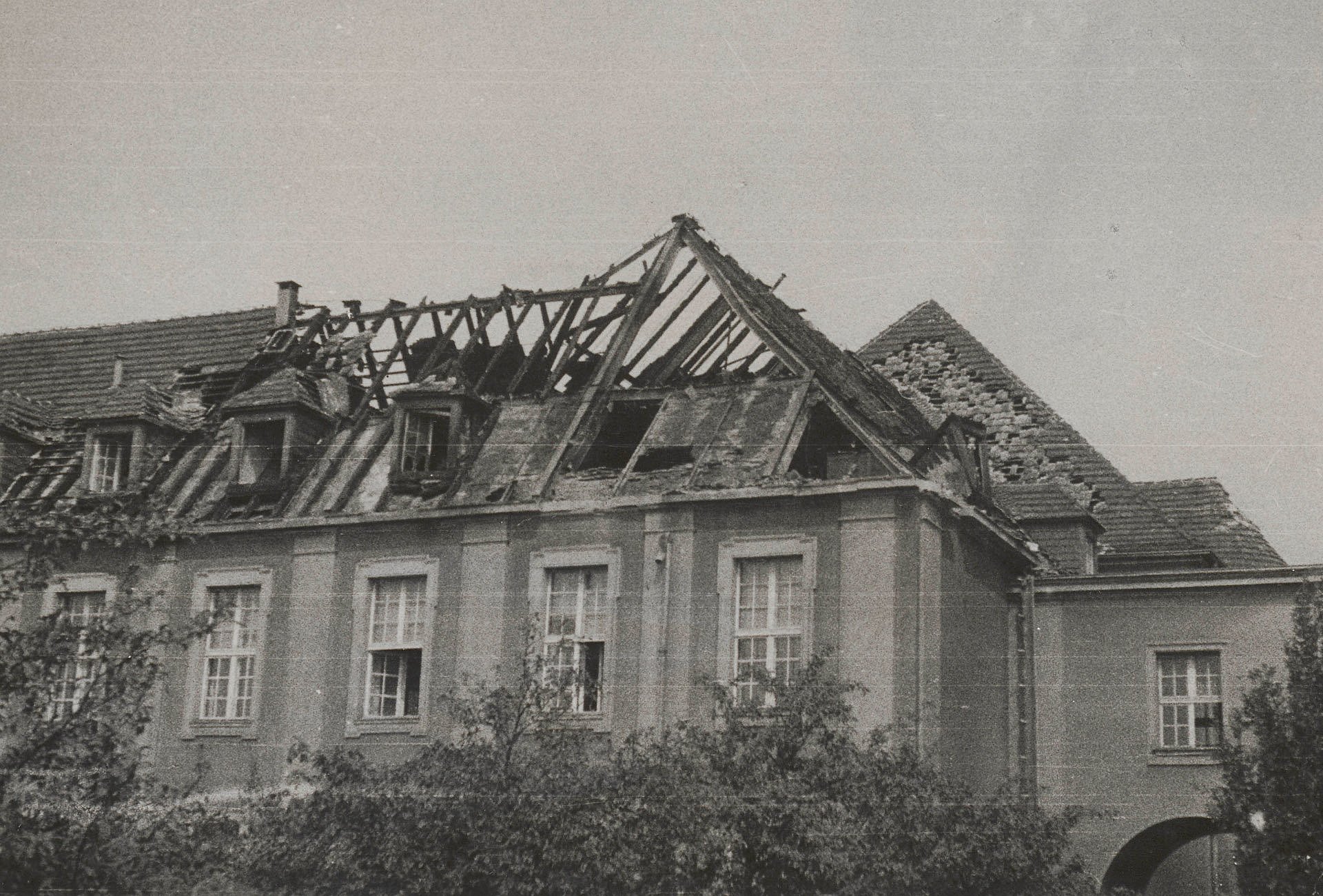 Historisches Foto eines Gebäudes mit zerbombten Dach