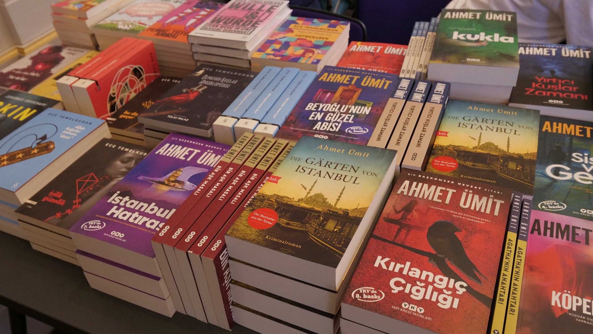 Ein Tisch voller Bücher