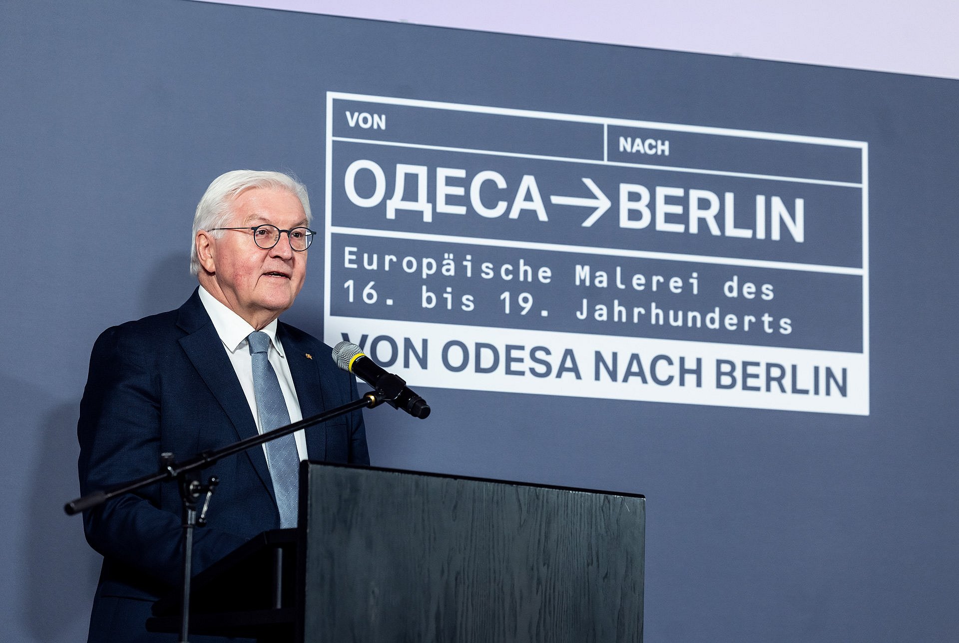 Person spricht auf Bühne