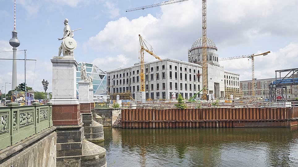 Blick auf eine Baustelle am Flussufer (öffnet Vergrößerung des Bildes)