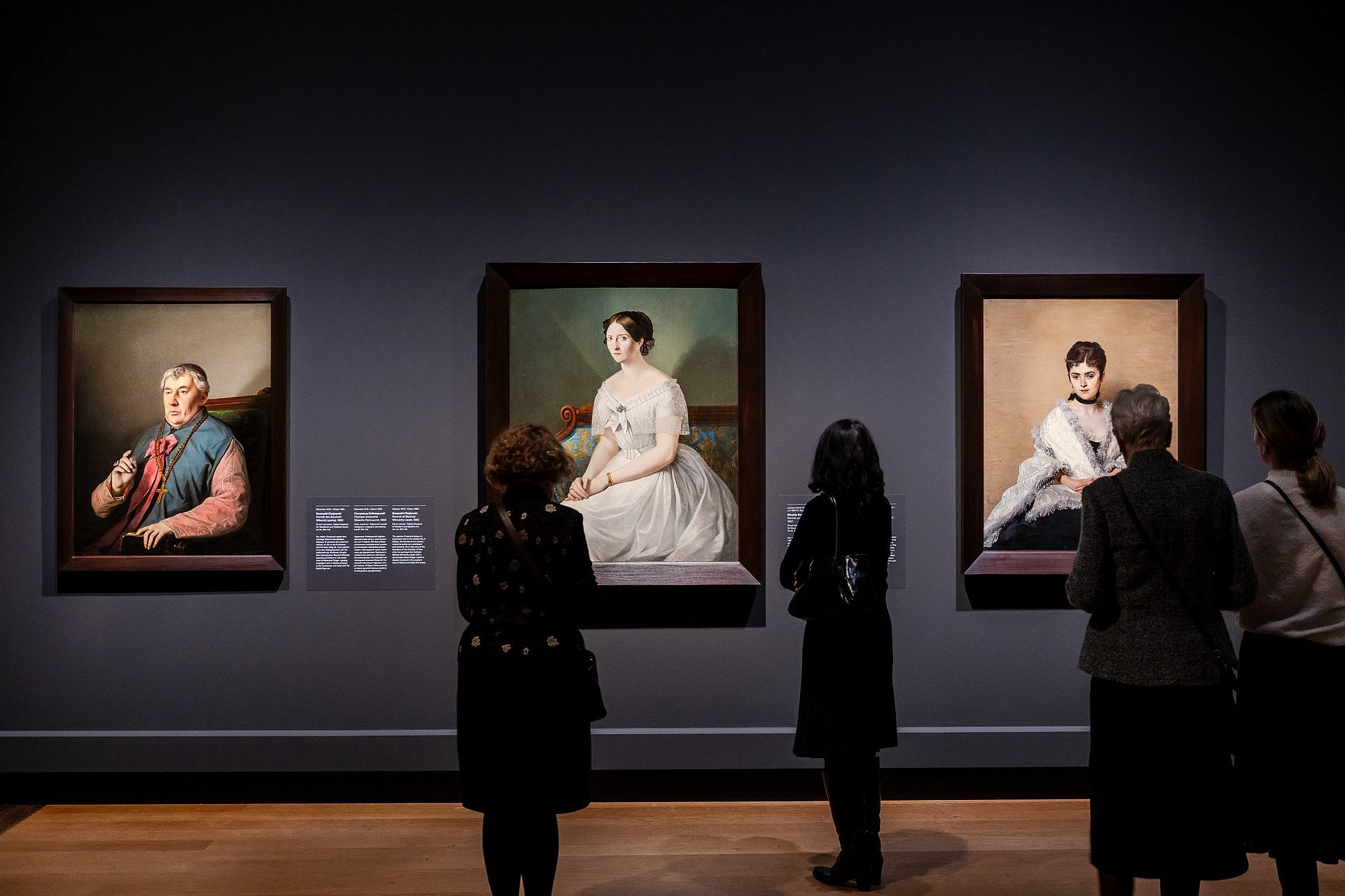 Personen betrachten Gemälde im Museum