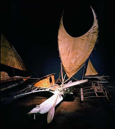 Mehrere Segelboote in einem beleuchteten Ausstellungsraum (öffnet Vergrößerung des Bildes)