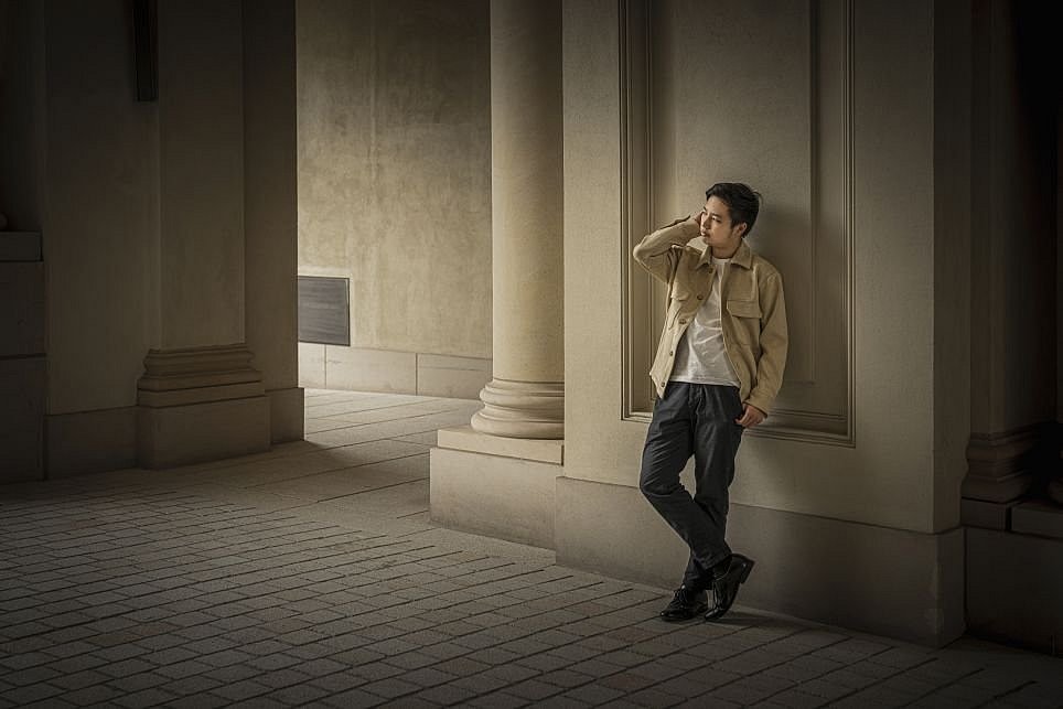 Der Pianist Jeonghwan Kim lehnt an einer Wand (c) Jeonghwan Kim