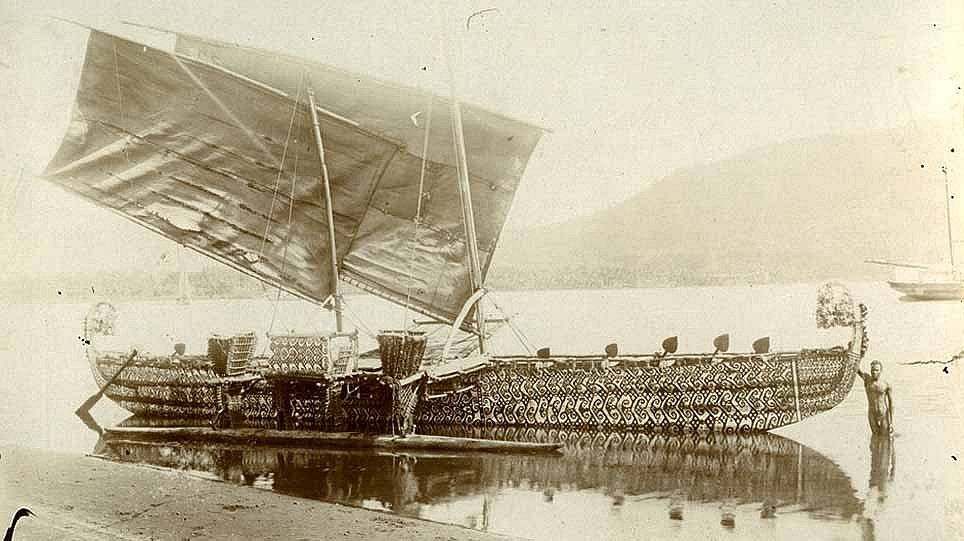 Historische Sepia-Fotografie eines Bootes zu Wasser (öffnet Vergrößerung des Bildes)