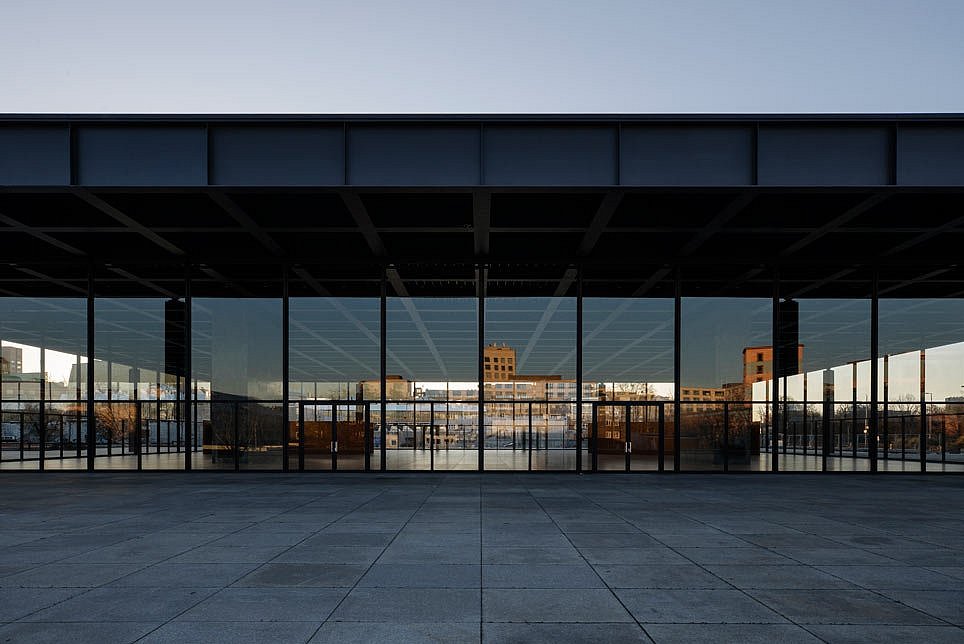 Glasfront der Neuen Nationalgalerie, die umliegenden Häuser spiegeln sich darin