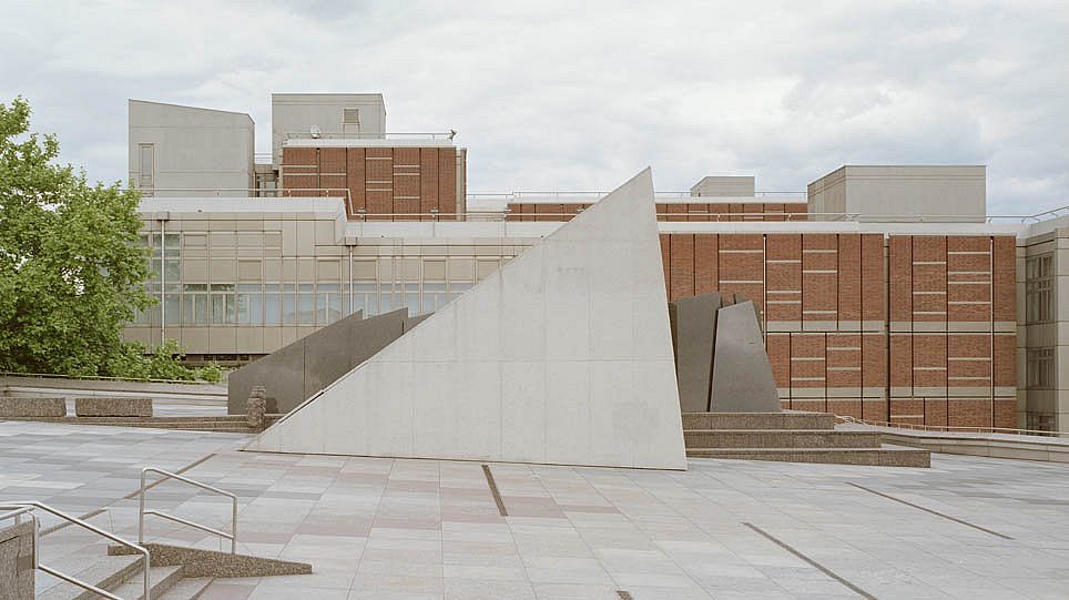 Blick über die Piazetta auf das Kunstgewerbemuseum (öffnet Vergrößerung des Bildes)
