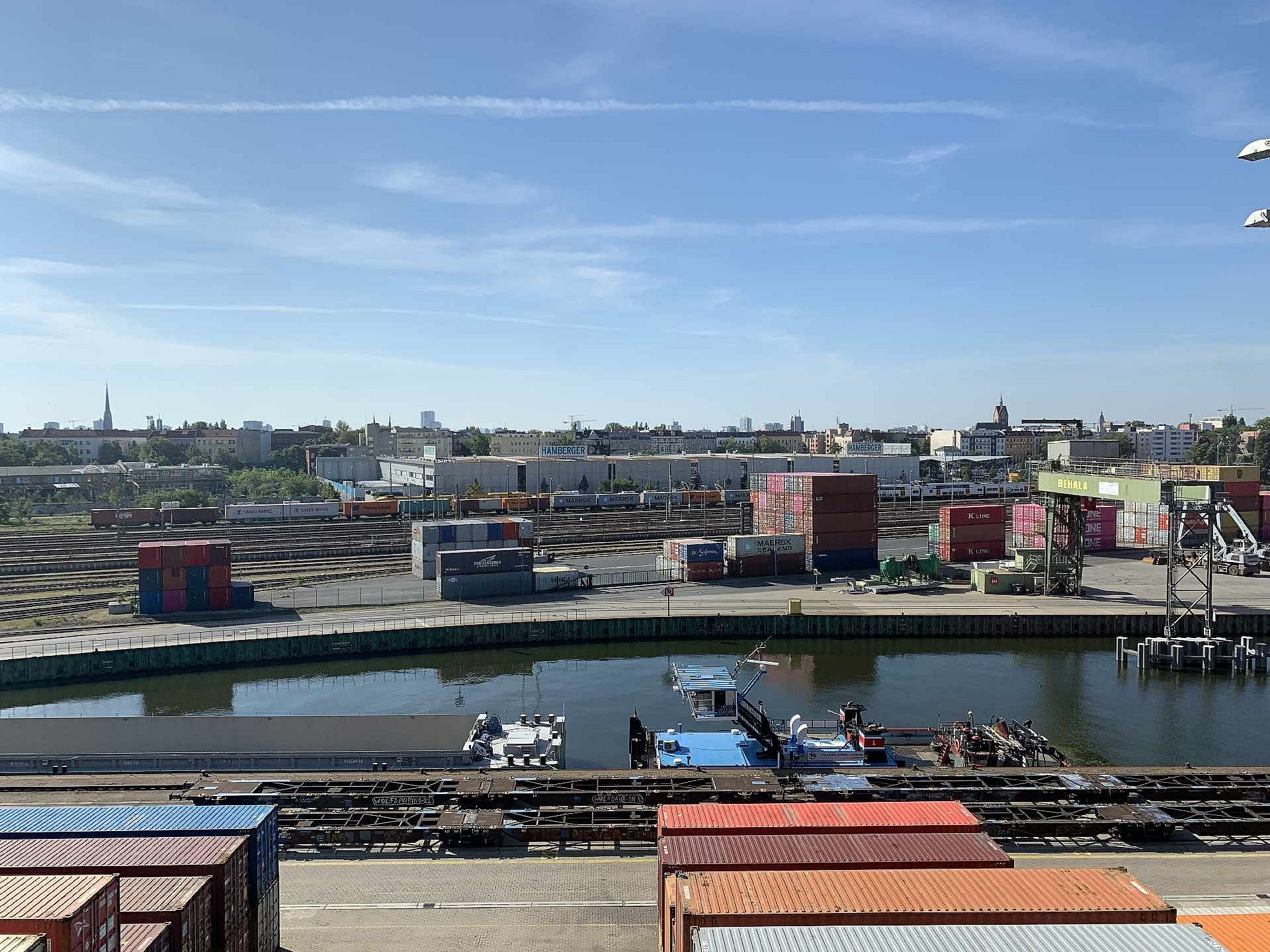 Blick über ein Industriegebiet mit Bahnschienen