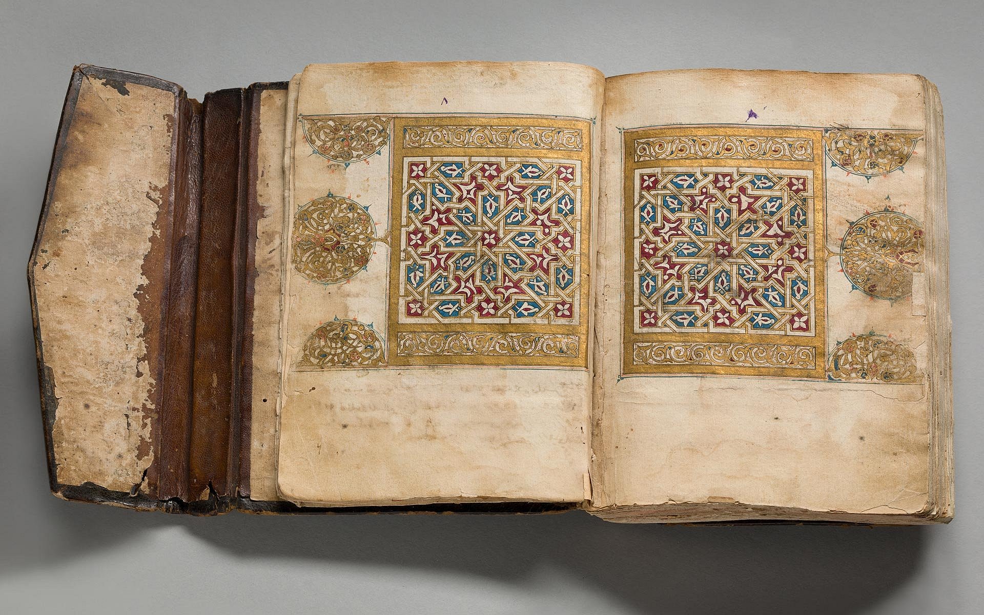 Aufgeschlagenes offenes historisches Buch mit reichen Verzierungen