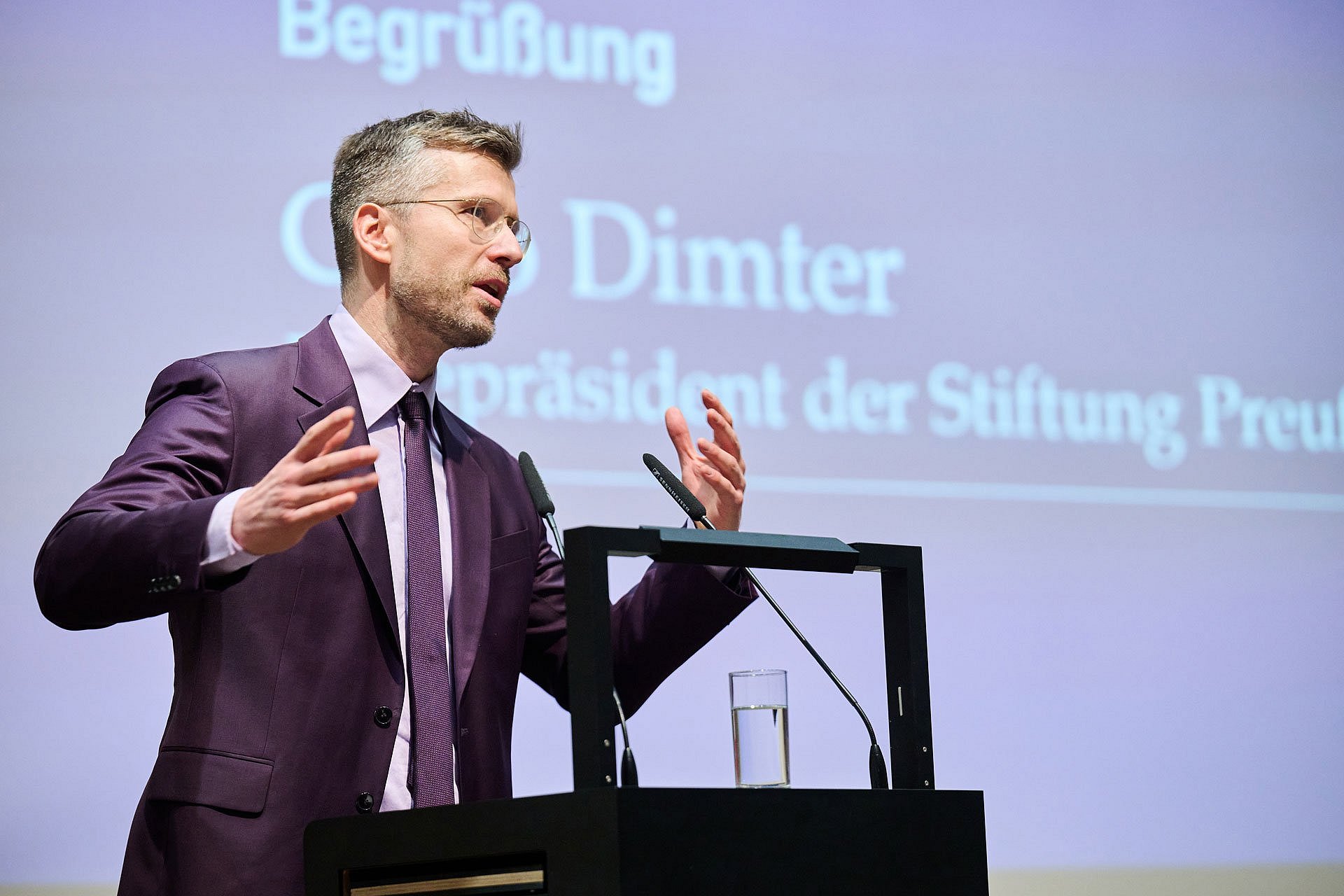 Mann spricht in Mikrofon