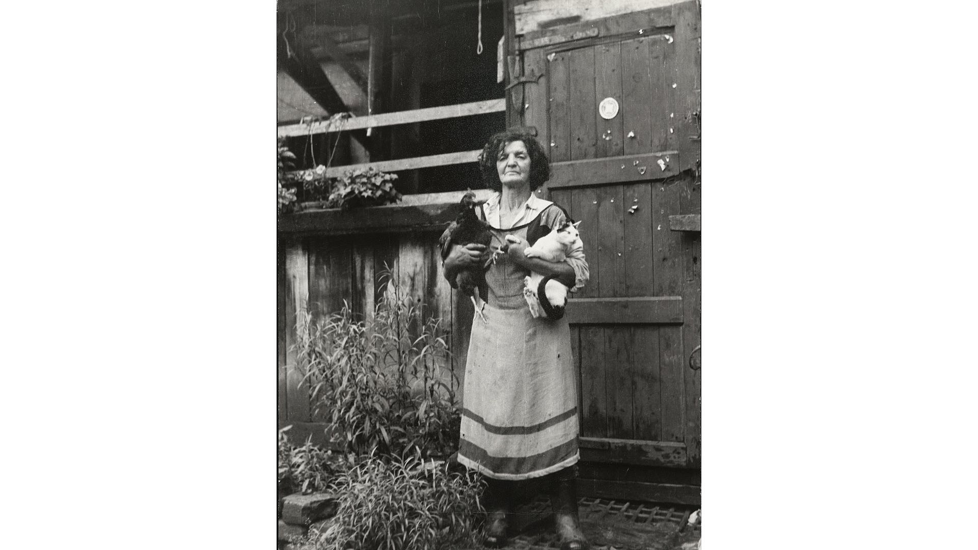 eine alte Frau auf einem s/w-Foto