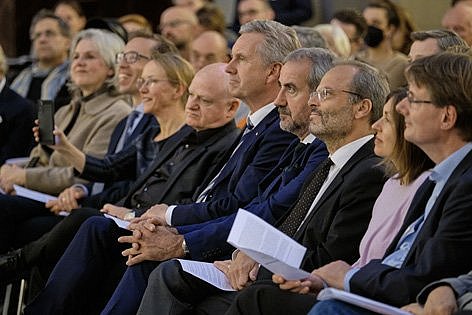 Porträt eines Mannes in Schwarz-Weiß