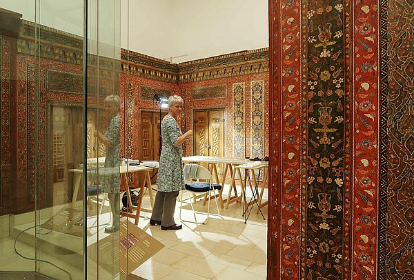 Während Restaurierung Blick in einen Ausstellungsraum mit prachtvollen Holzvertäfelungen