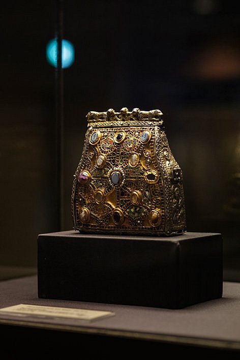 Reliquiar in einer Vitrine.