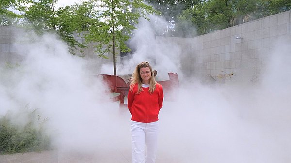 Lisa Botti Eine junge Frau im Skulpturengarten der Neuen Nationalgalerie von Nebel umhüllt