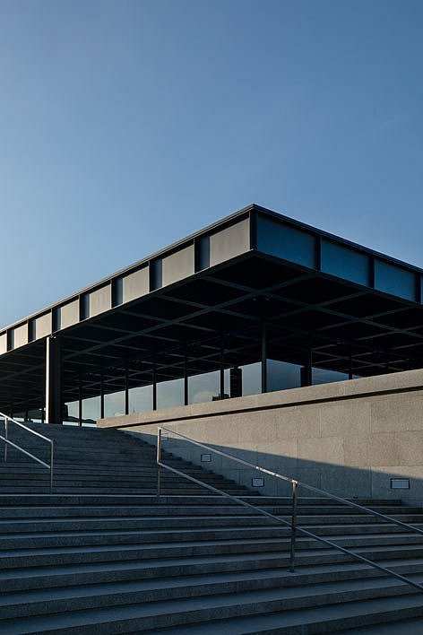 Außentreppe mit der Neuen Nationalgalerie im Hintergrund