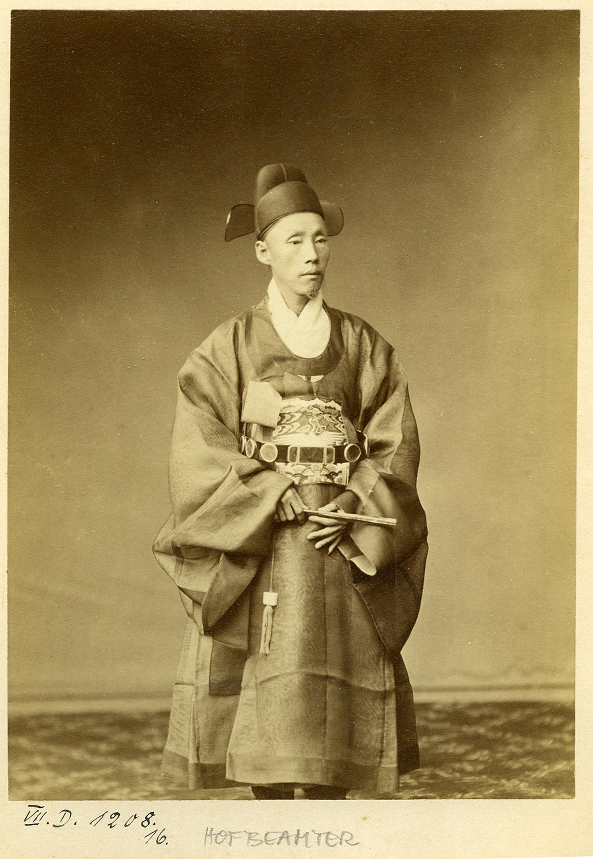 Fotografie: Mann in prunkvoller asiatischer Kleidung