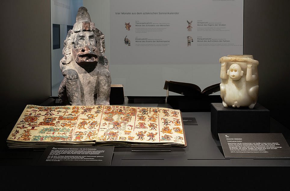 Objekte in einer Museumsvitrine