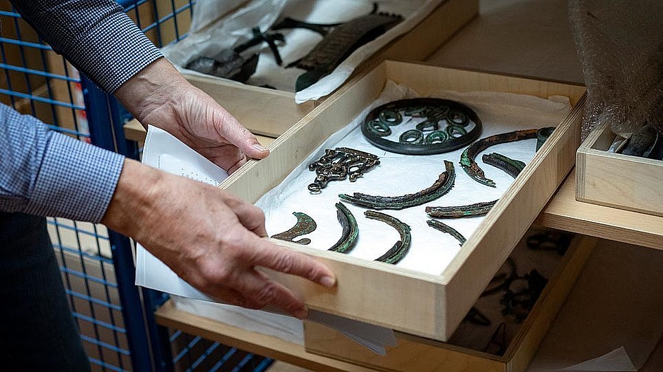 Flache offene Holschachtel mit mehreren kleineren Metallobjekten  (öffnet Vergrößerung des Bildes)