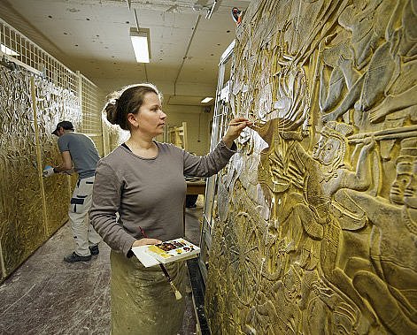 Abguss eines Reliefs aus Angkor Vat, derzeit zur Restaurierung in Friedrichshagen