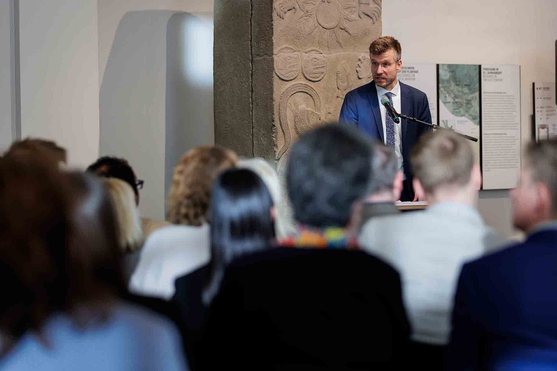 Mann hält Rede vor Menschenmenge