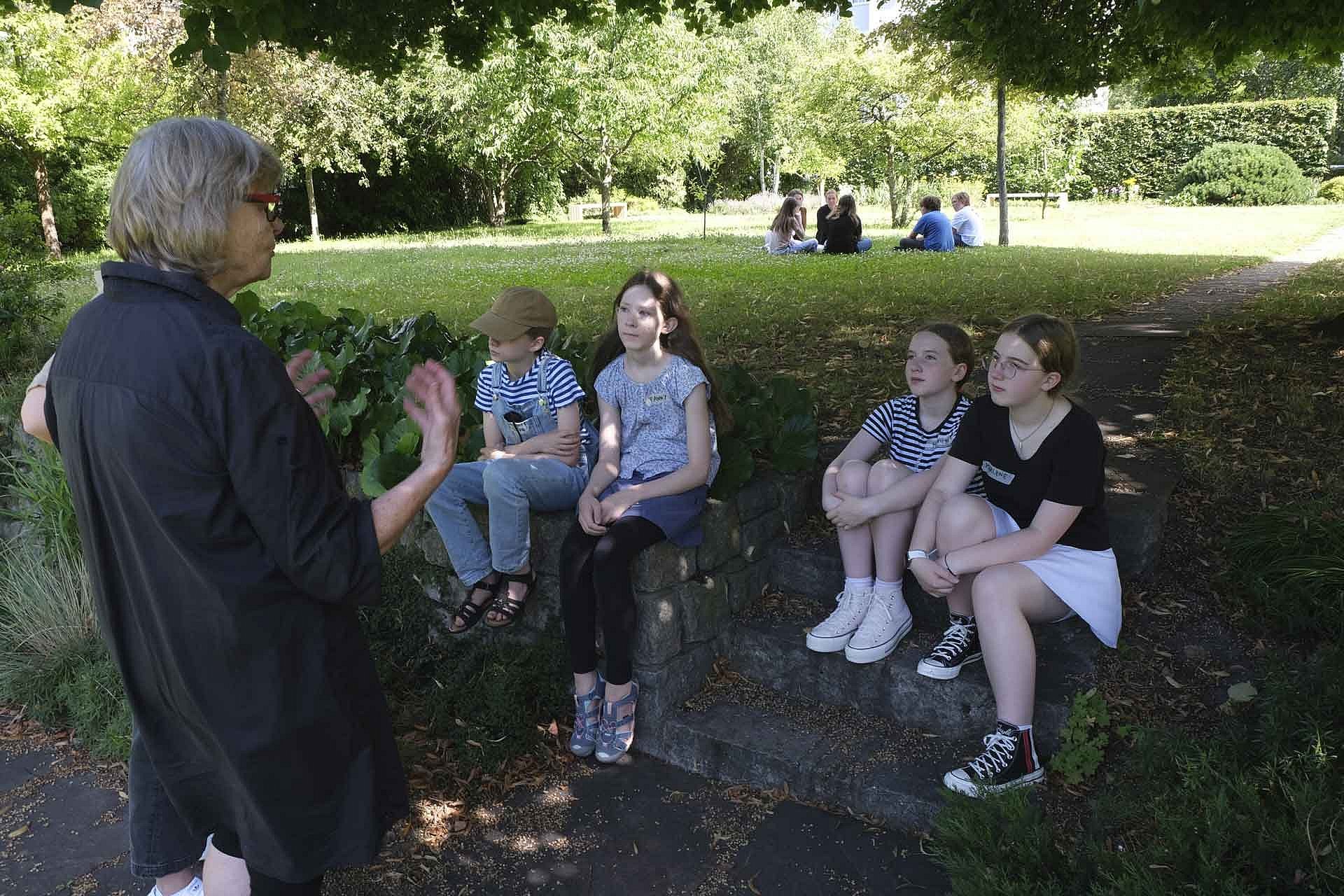 Gruppe diskutiert im Garten