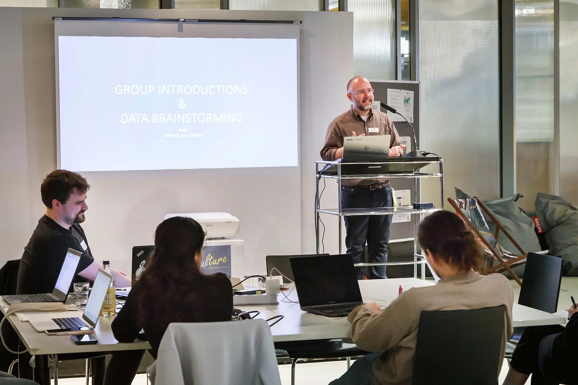 Mann spricht vor Leinwand