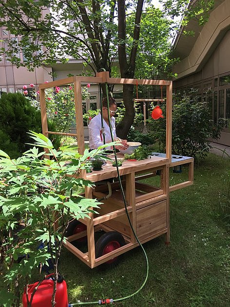 Mann mit einem Stand