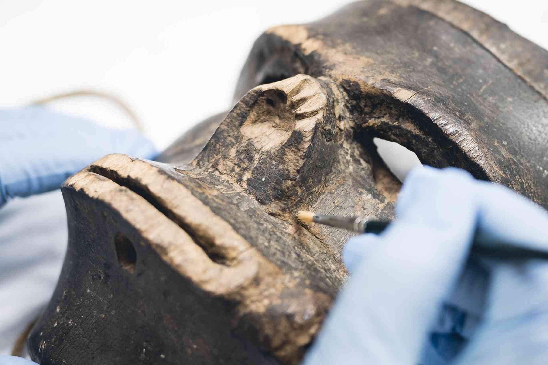 Maske wird mit Pinsel gereinigt