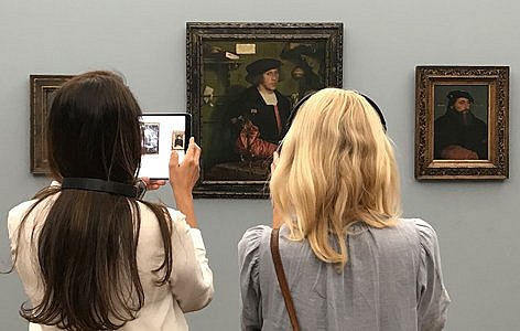 Zwei Besucherinnen mit Tablet im Museum.