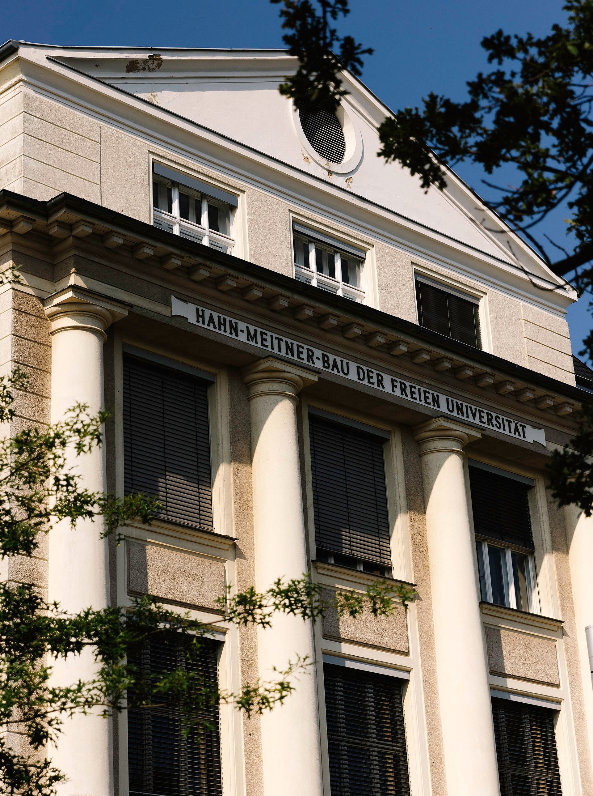 Frontalteilansicht eines neoklassizistischen Gebäudes