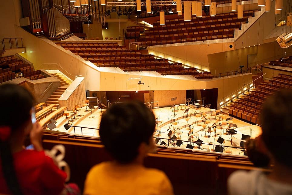 Zum Artikel "Praxistest Vermittlung: Familienführung durch Philharmonie und Musikinstrumenten-Museum"