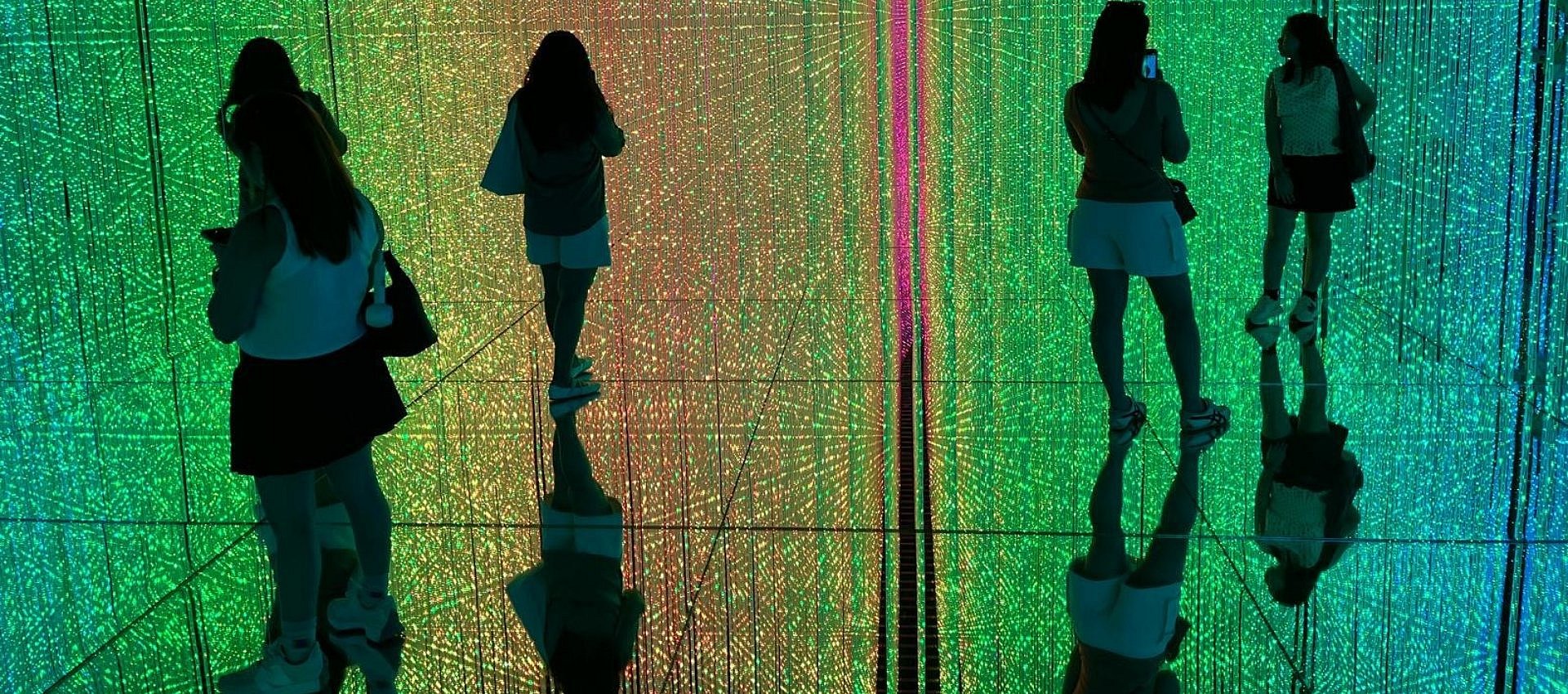 ein bunter Raum voller Menschen