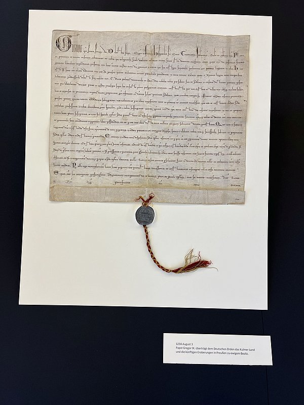 Eine der mittelalterlichen Urkunden des Deutschen Ordens im GStA; Foto: SPK/Stefan Müchler Ein Pergament mit Handschrift